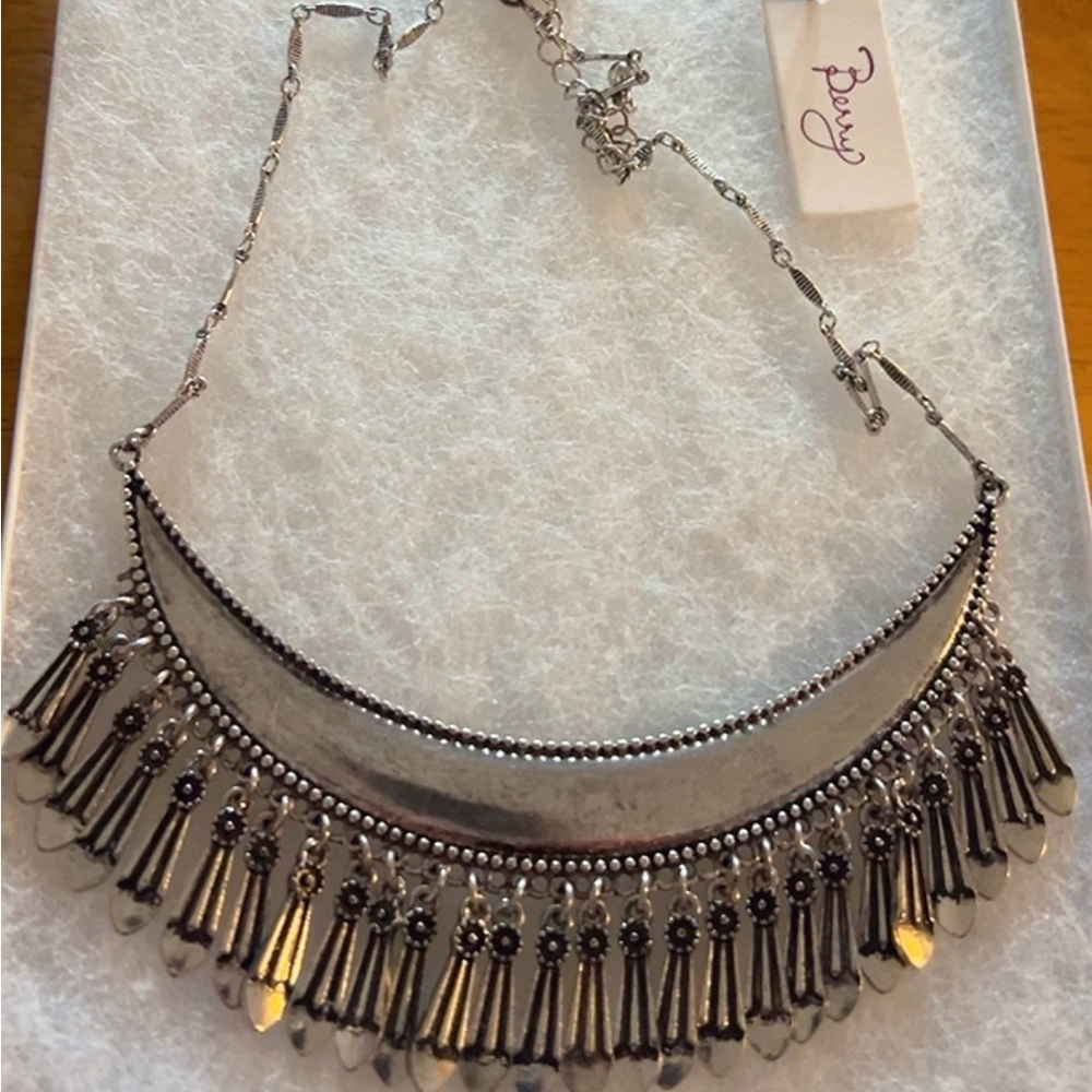 Vintage Berry Jewelry Natural Silver  detail  Statement Necklace